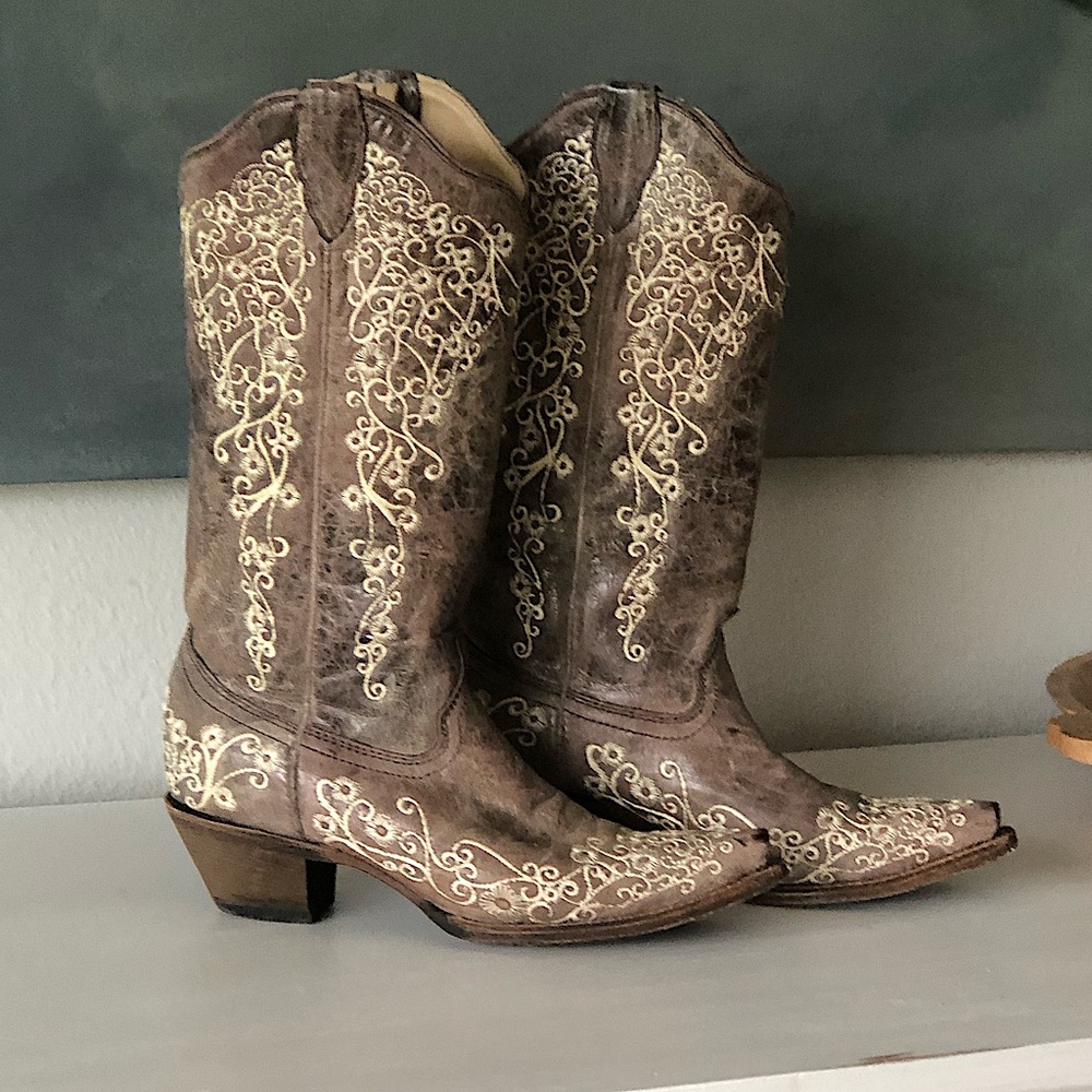 Corral boots size 7m. Brown with bone stitching. Worn 3 times. The“wedding boot”